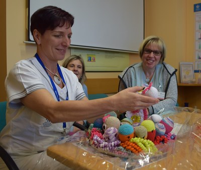 Předání na oddělení neonatologie do rukou primářky Hany Wiedermannové a staniční sestry Jany Kučové. Foto: ÚMOb Poruba