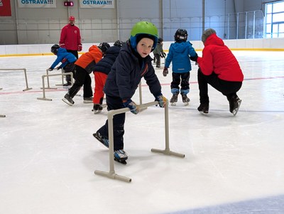Díky spolupráci Poruby a HC RT Torax Poruba chodí děti z mateřských škol bruslit. Foto: Martin Otipka