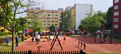 Hřiště ve vnitrobloku ulice F. Čechury. Foto: Jana Janošcová