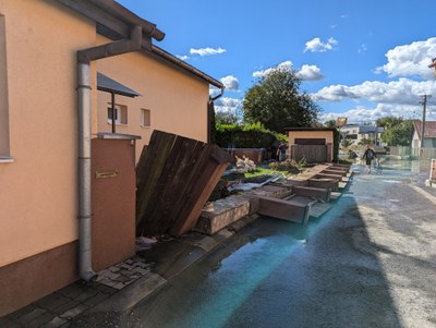 Voda opadá a začínají se odstraňovat škody. Foto: Martin Otipka