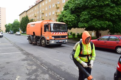Čištění ulic se provádí na jaře a na podzim. Foto: Petr Bidzinski