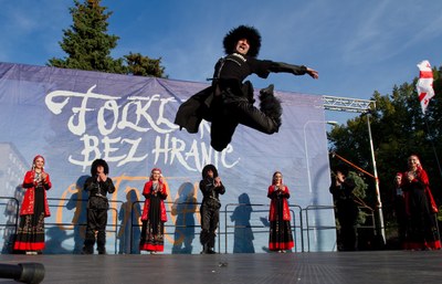 Zpěváci a tanečníci z Gruzie měli u lidí úspěch. Foto: Jiří Birke