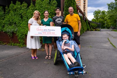 Symbolický šek s částkou 103 200 Kč předala Jindrově rodině starostka Lucie Baránková Vilamová. Foto: Jiří Birke