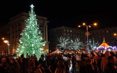 Rozsvícení vánočního stromu na Alšově náměstí se uskuteční první adventní neděli. Foto: Jiří Birke