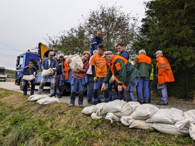Pracovníci technických služeb ÚMOb Poruba staví protipovodňovou hráz u potoka Porubka. Foto: Martin Otipka
