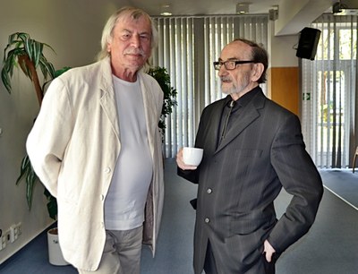 Karel Haruda (vpravo) s výtvarníkem Jiřím Dratvou. Foto: Archiv ÚMOb Poruba