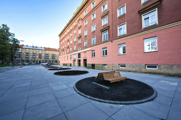 Dvůr u náměstí Jana Nerudy září novotou