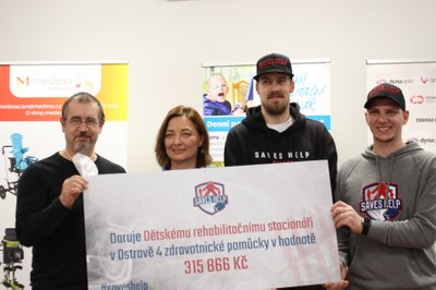 Hokejoví brankáři darovali stacionáři speciální pomůcky