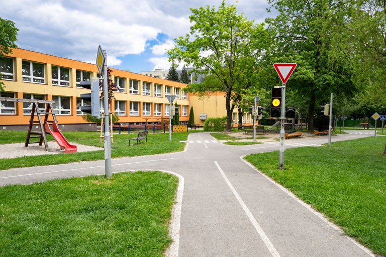 Hřiště škol a školek se otevřou veřejnosti