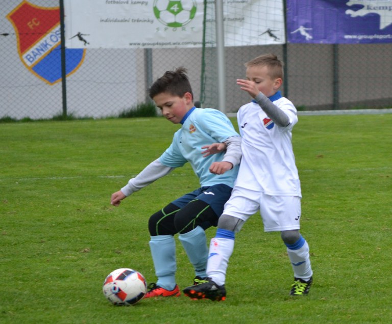 Mladí fotbalisté přispěli na léčbu Denise