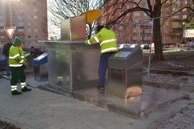 Moderní velkokapacitní popelnice patří pod zem