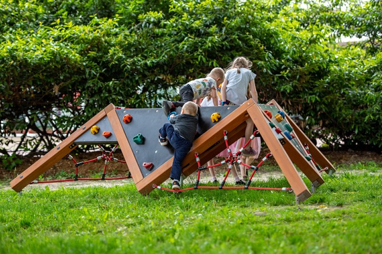 Na Francouzské ulici vyrostlo nové hřiště