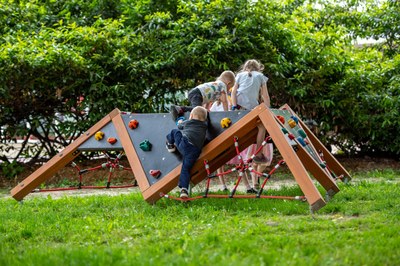 Na Francouzské ulici vyrostlo nové hřiště