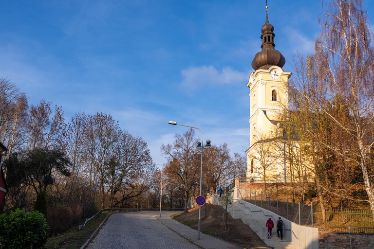 Nové schody jsou výsledkem spolupráce radnice a farnosti