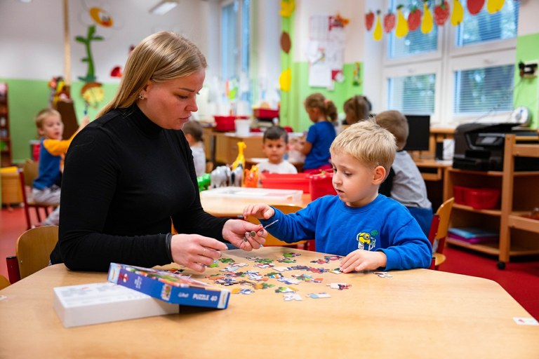 Obvod pomáhá ukrajinským dětem