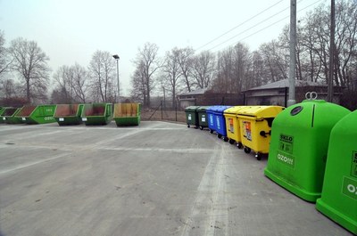 Odstrojený vánoční stromek patří do sběrného dvora