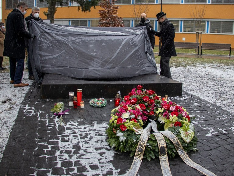 Památník obětem střelby byl odhalen