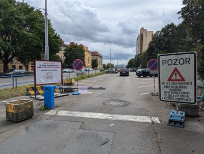 Parkoviště před poliklinikou FNO se opravuje