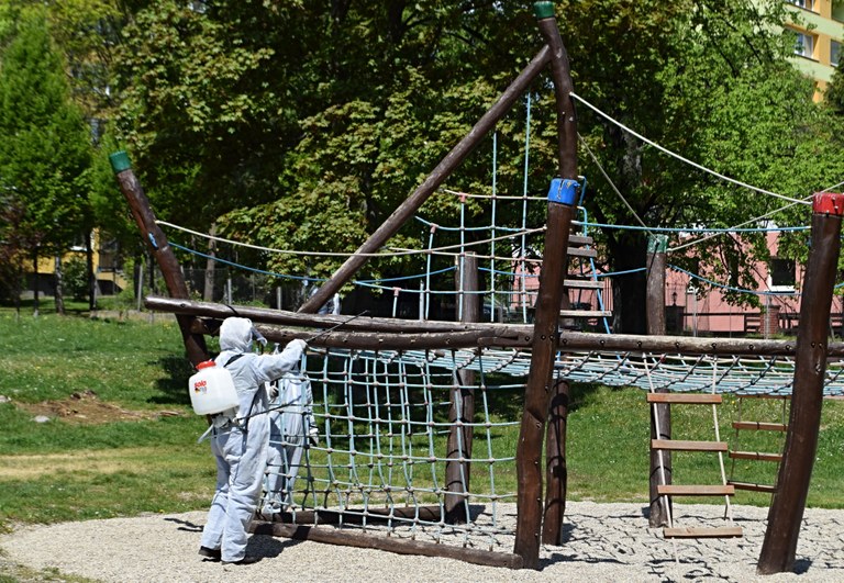 Poruba dezinfikuje dětská hřiště