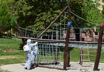 Poruba dezinfikuje dětská hřiště