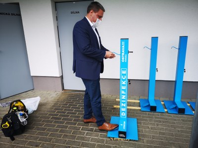 Poruba má stojany na dezinfekci. Vyrobili je zaměstnanci úřadu