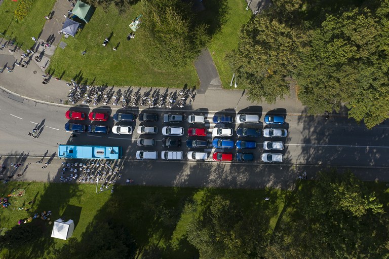 Poruba ukázala, jak mohou automobily vládnout městu