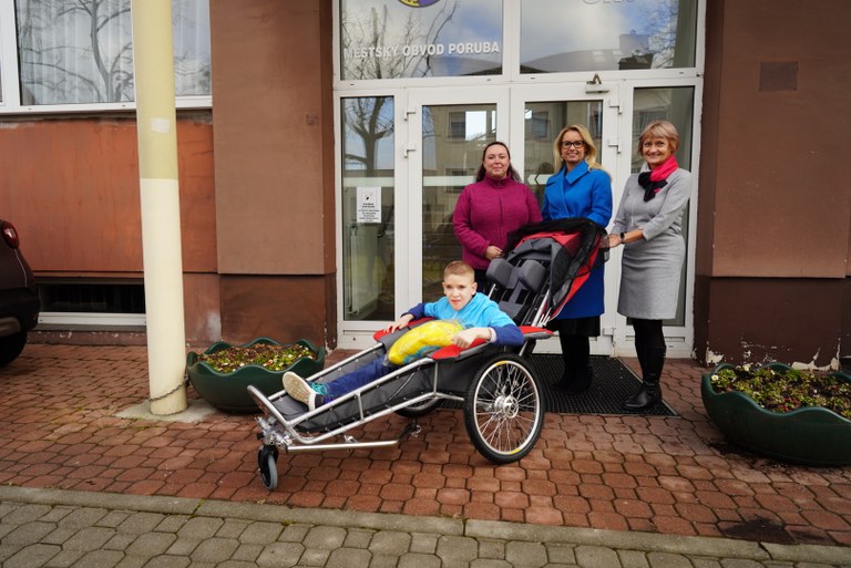 Porubané mají srdce. Složili se Davidovi na vozík