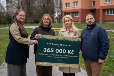 Porubu rozzářily i nové květinové výsadby