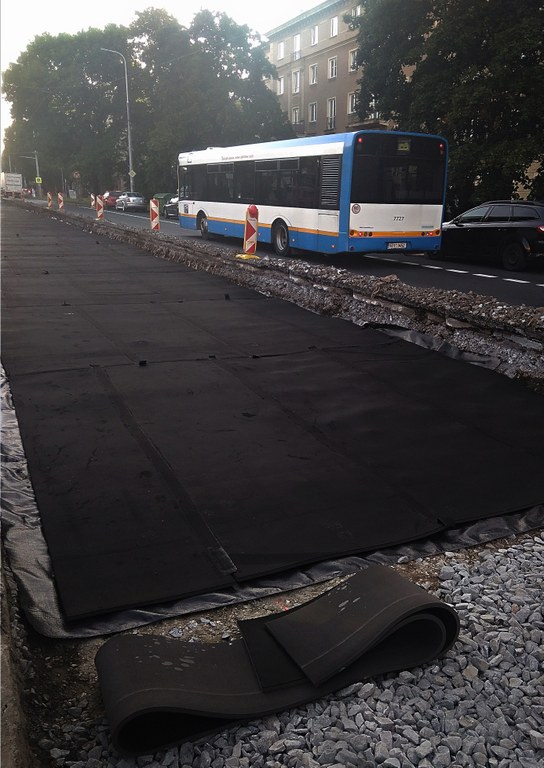 Při opravě tramvajové trati použili antivibrační rohož