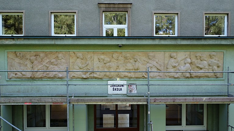 Reliéf nad vstupem do ZŠ Komenského bude jako nový