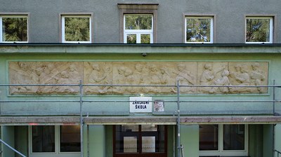 Reliéf nad vstupem do ZŠ Komenského bude jako nový