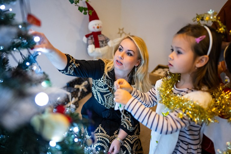 Společné zdobení vánočního stromu na radnici