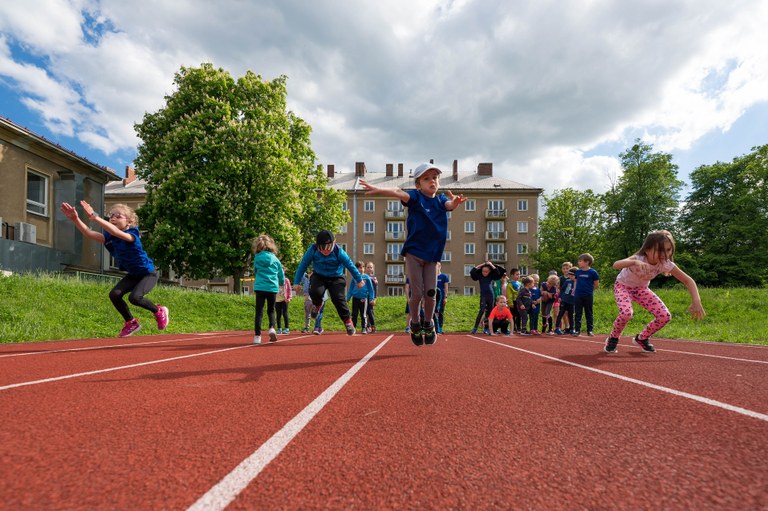 Sportoviště u škol a školek slouží i veřejnosti