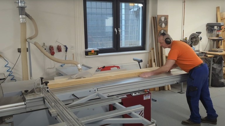 Technické služby vyrábí i vlastní lavičky