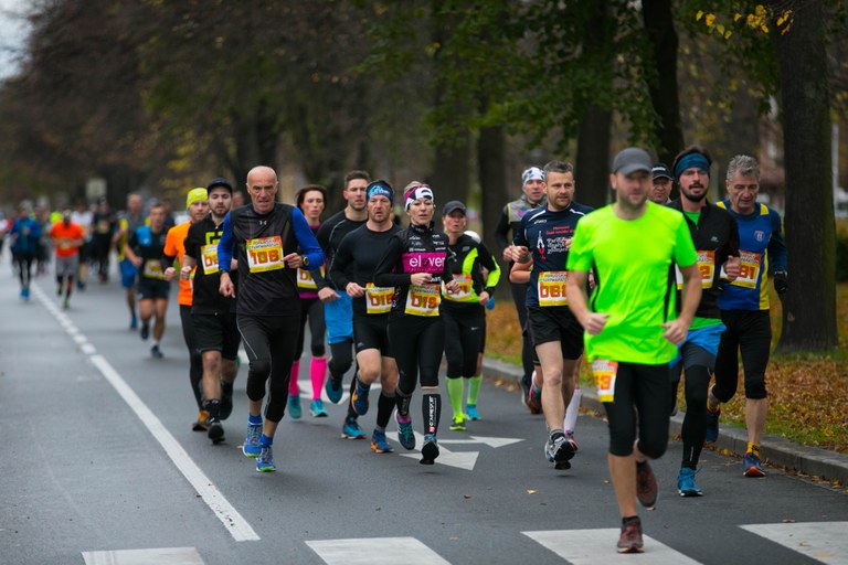 Traťový rekord Porubského čtvrtmaratonu nepadl ani letos