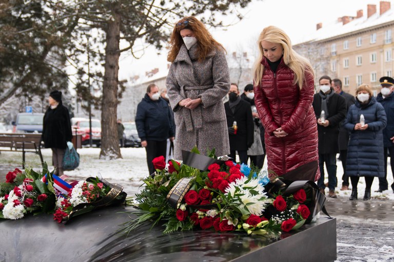 Uctili oběti tragické střelby ve fakultní nemocnici