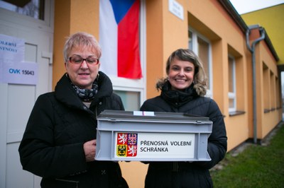 Voliči mohou už nyní požádat o vyslání přenosné volební schránky