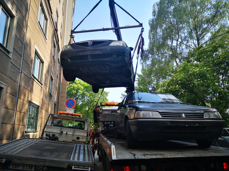 Z ulic Poruby mizí nepojízdné automobily