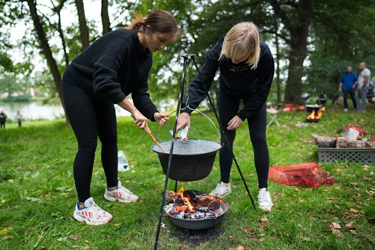 Za 350 porcí guláše se vybralo 21 tisíc korun