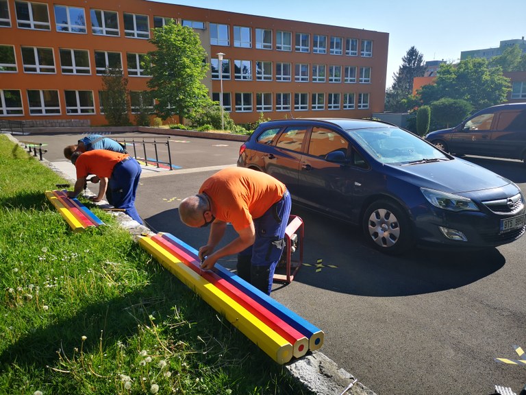 Zaměstnanci radnice vyrobili unikátní lavičky