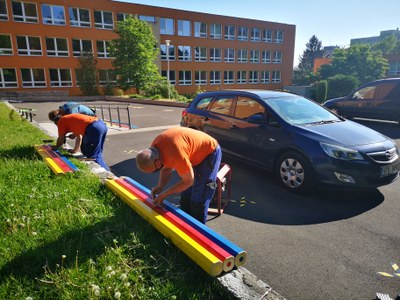 Zaměstnanci radnice vyrobili unikátní lavičky