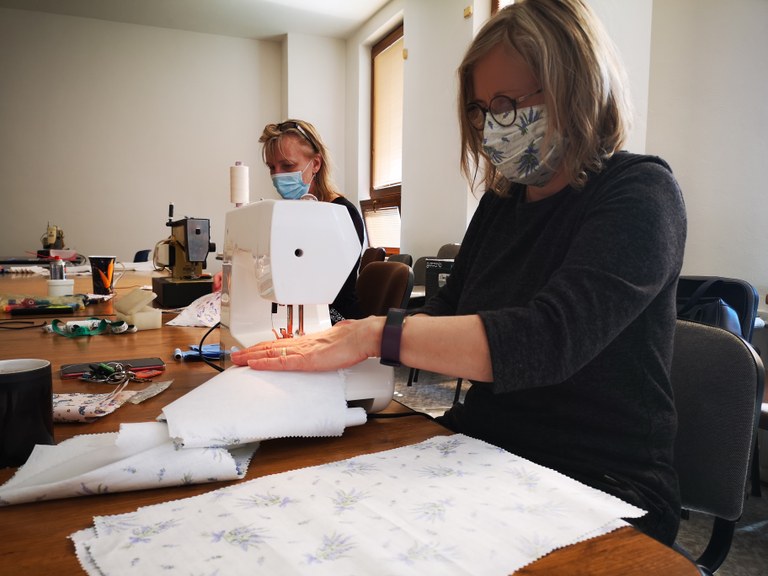 Zaměstnanci úřadu šijí roušky pro potřebné