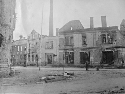 Zničené obchody a továrna na nábytek. Foto: Archiv města Ostravy