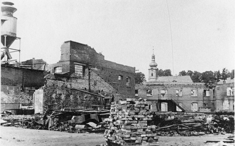 Vybombardovaná továrna na nábytek. Foto: Archiv města Ostravy
