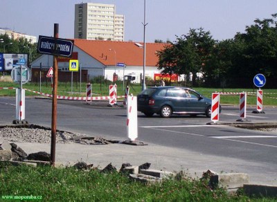 28.8.2008 – Na ulici B. Nikodéma roste rondel 