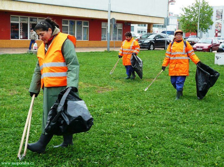 24.4.2009 – Úklidová četa nasbírá denně půl tuny odpadků