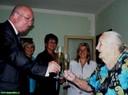 Růženě Bartové blahopřál ke 101. narozeninám i místostarosta Petr Jedlička. 