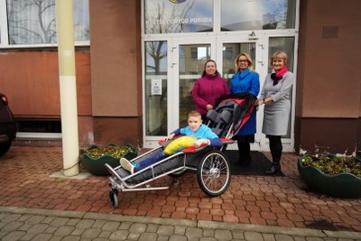 Starostka Lucie Baránková Vilamová jménem všech přispěvatelů předala vozík Davidu Cvičkovi a jeho mamince.  Foto: Jiří Birke