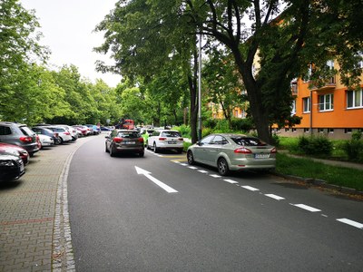 Ulice Gen. Sochora je jednosměrná. Lidé získali nová parkovací místa