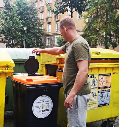 Černo-oranžový kontejner na použité jedlé oleje. Foto: Jana Janošcová
